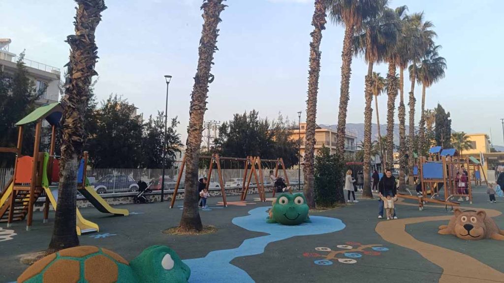 Αναπλασμένος σιδηροδρομικός σταθμός Κορίνθου