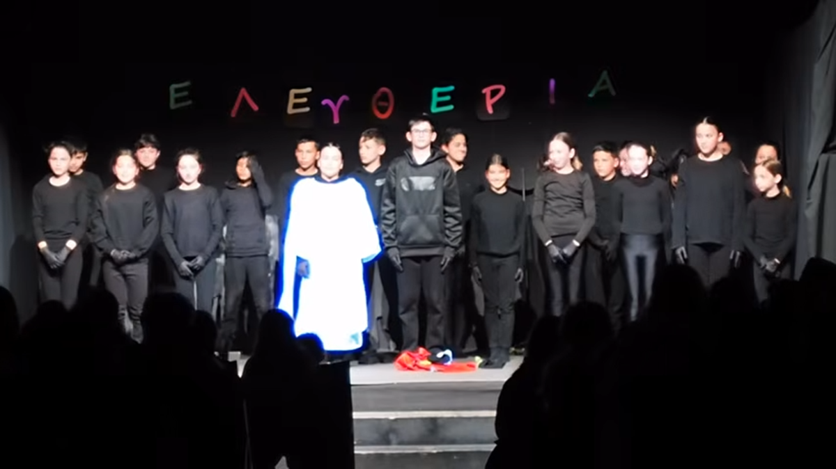 Το Δημοτικό Νέας Τίρυνθας εντυπωσίασε με παράσταση Μαύρου Θεάτρου