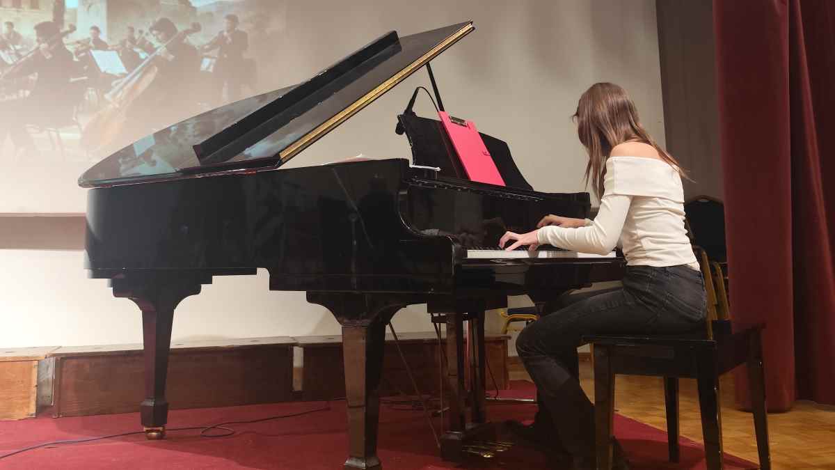 Μεγάλη διάκριση για 13χρονη πιανίστρια από το Άργος