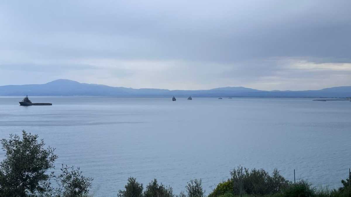 Πέντε πολεμικά πλοία αγκυροβολημένα ανοιχτά της Καλαμάτας