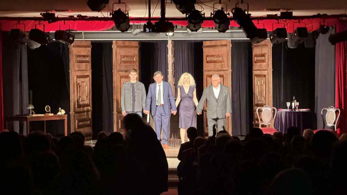 Η παράσταση «Εκτός ύλης Reloaded» στο Άργος