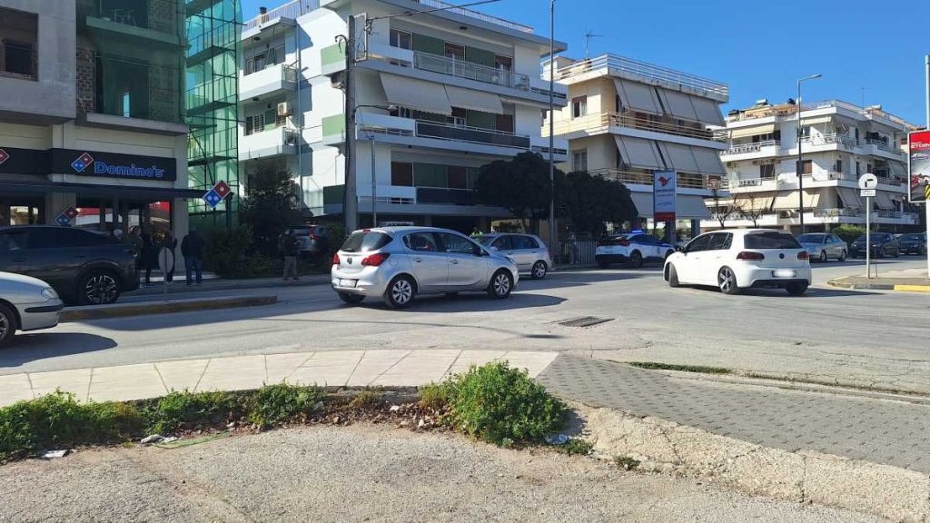 Τροχαίο ατύχημα στο Ναύπλιο - Αυτοκίνητο σε πυλωτή πολυκατοικίας