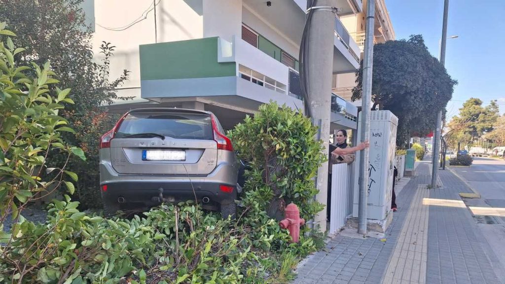 Τροχαίο ατύχημα στο Ναύπλιο - Αυτοκίνητο σε πυλωτή πολυκατοικίας