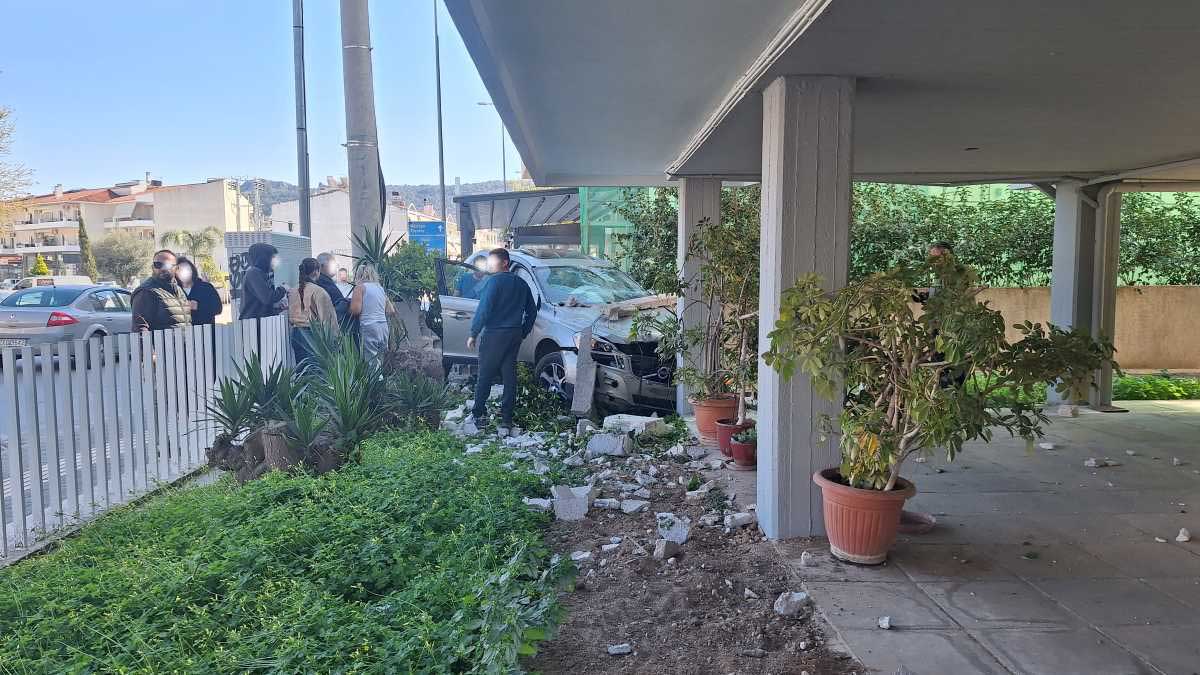 Ναύπλιο: ΙΧ καρφώθηκε σε πυλωτή – Το βίντεο του αυτόπτη