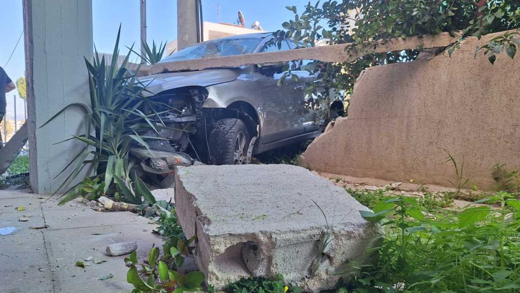 Τροχαίο ατύχημα στο Ναύπλιο - Αυτοκίνητο σε πυλωτή πολυκατοικίας