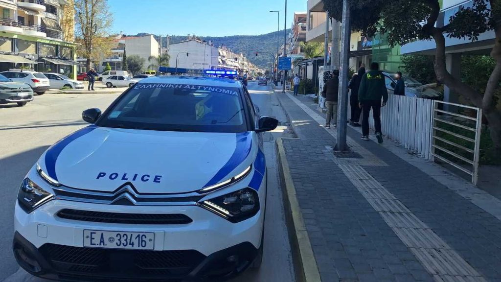 Τροχαίο ατύχημα στο Ναύπλιο - Αυτοκίνητο σε πυλωτή πολυκατοικίας