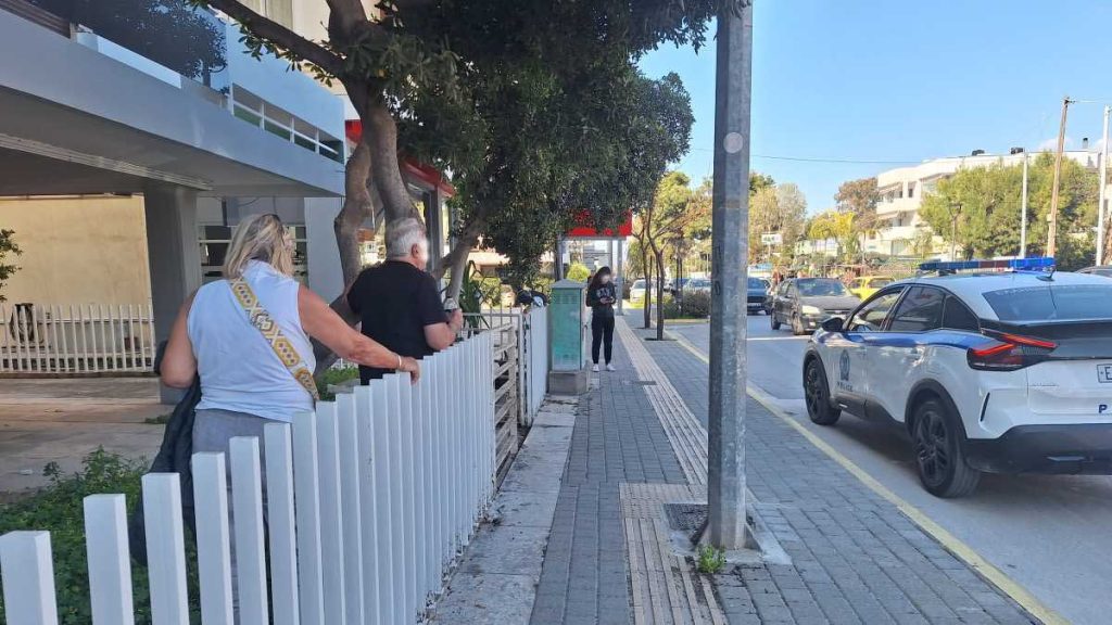 Τροχαίο ατύχημα στο Ναύπλιο - Αυτοκίνητο σε πυλωτή πολυκατοικίας