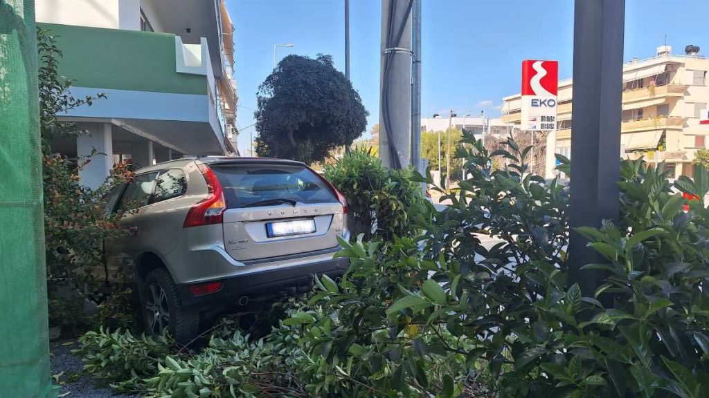 Τροχαίο ατύχημα στο Ναύπλιο - Αυτοκίνητο σε πυλωτή πολυκατοικίας