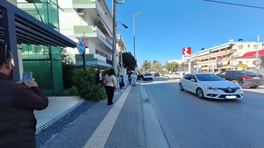 Τροχαίο ατύχημα στο Ναύπλιο - Αυτοκίνητο σε πυλωτή πολυκατοικίας