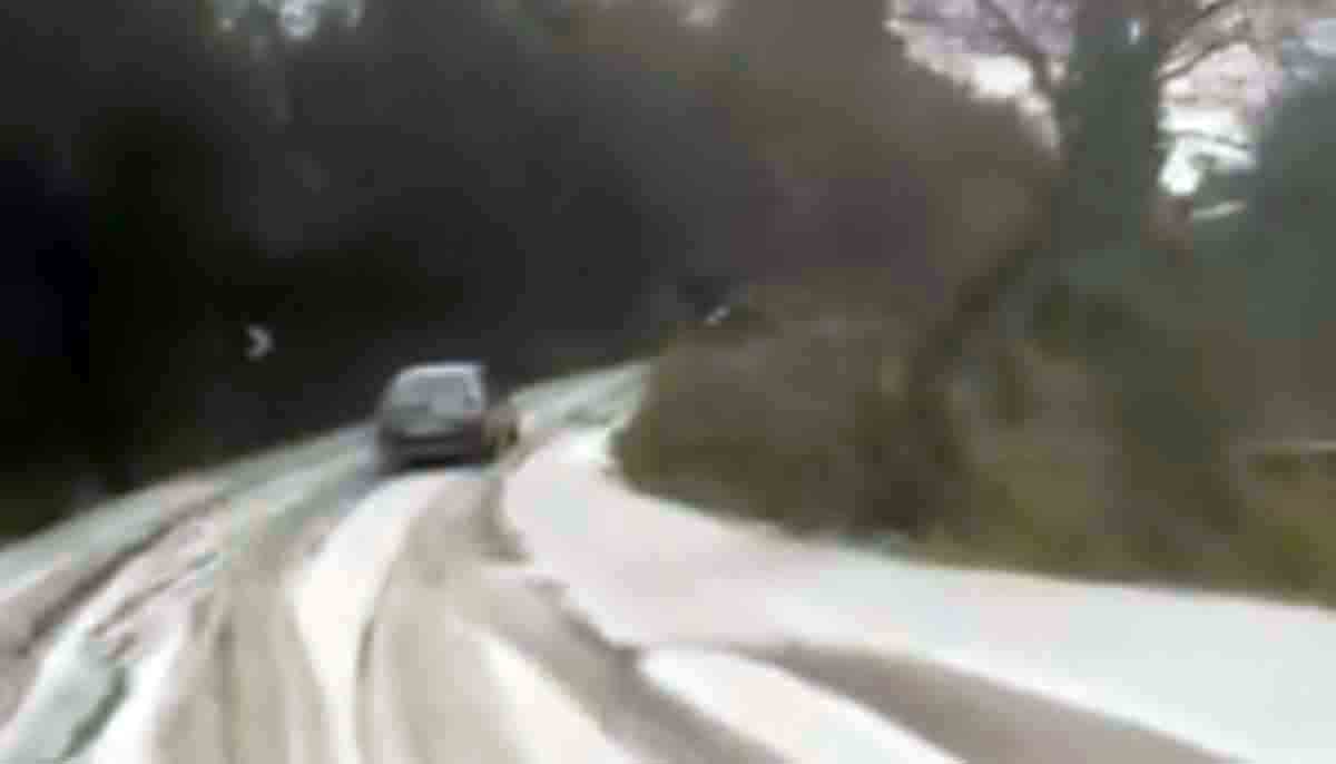 Σφοδρή xαλαζόπτωση στην oρεινή Ηλεία – «Παγοδρόμιο» οι δρόμοι