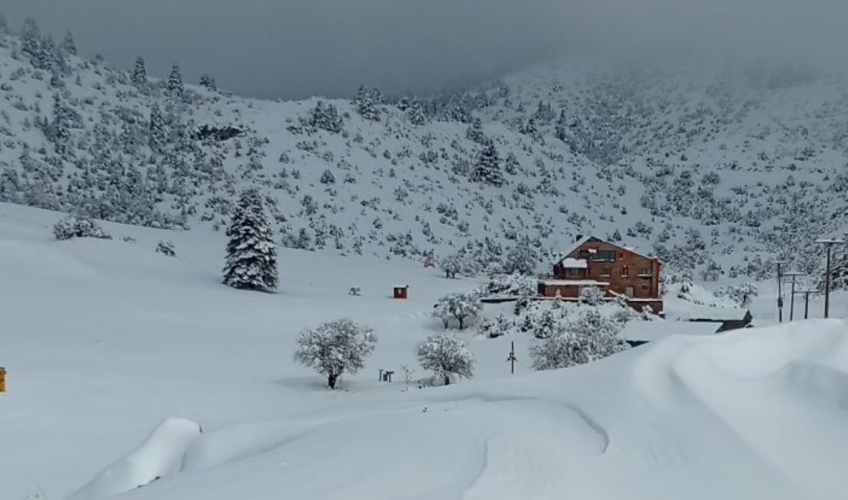 Άνοιξη με χιόνια στην ορεινή Αρκαδία – ‘Ετοιμο για σκι το Μάιναλο