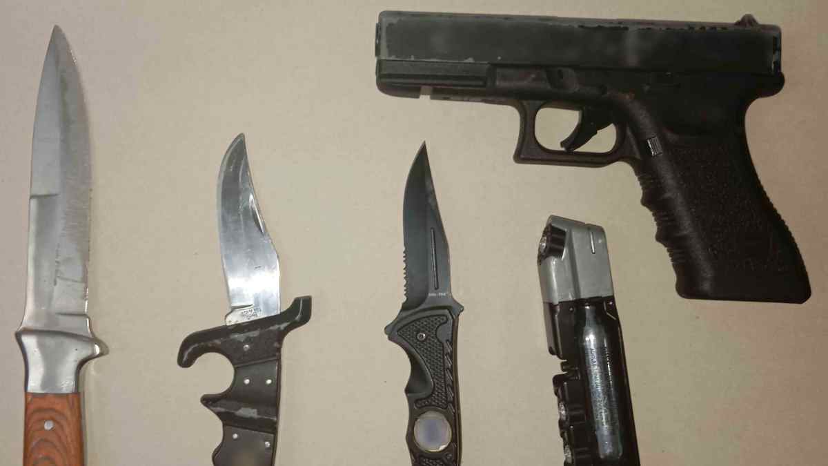 Κόρινθο: Συνελήφθη 20χρονος χωρίς δίπλωμα και με όπλα