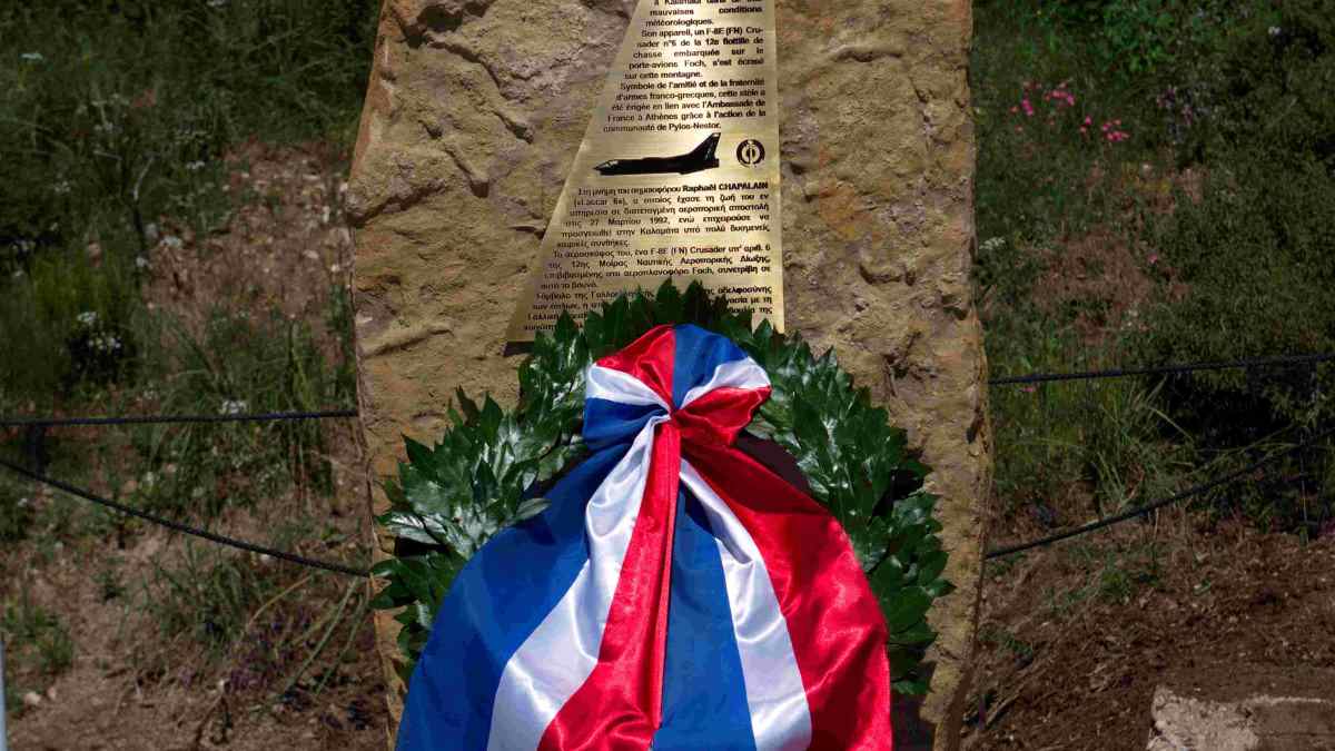 Πτήση Rafale στα αποκαλυπτήρια στήλης για τον Raphaël Chapalain στη Μεσσηνία