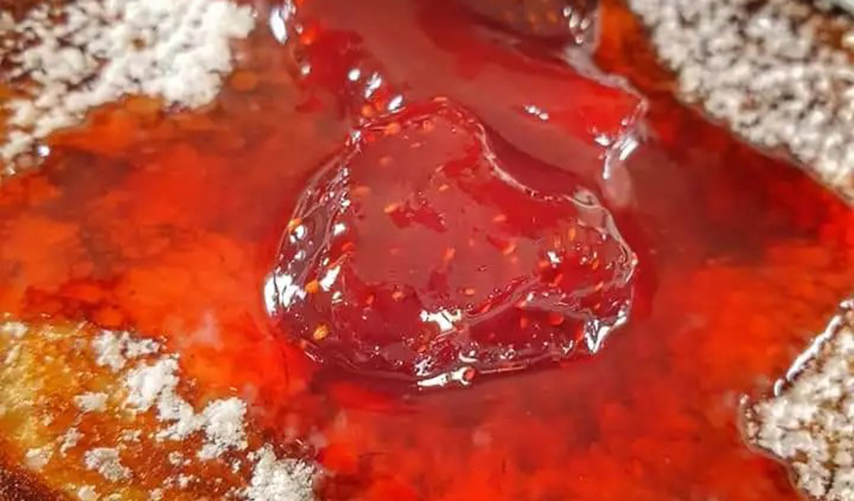 Απολαύστε Banana Pancakes με άχνη ζάχαρη και μαρμελάδα φράουλα