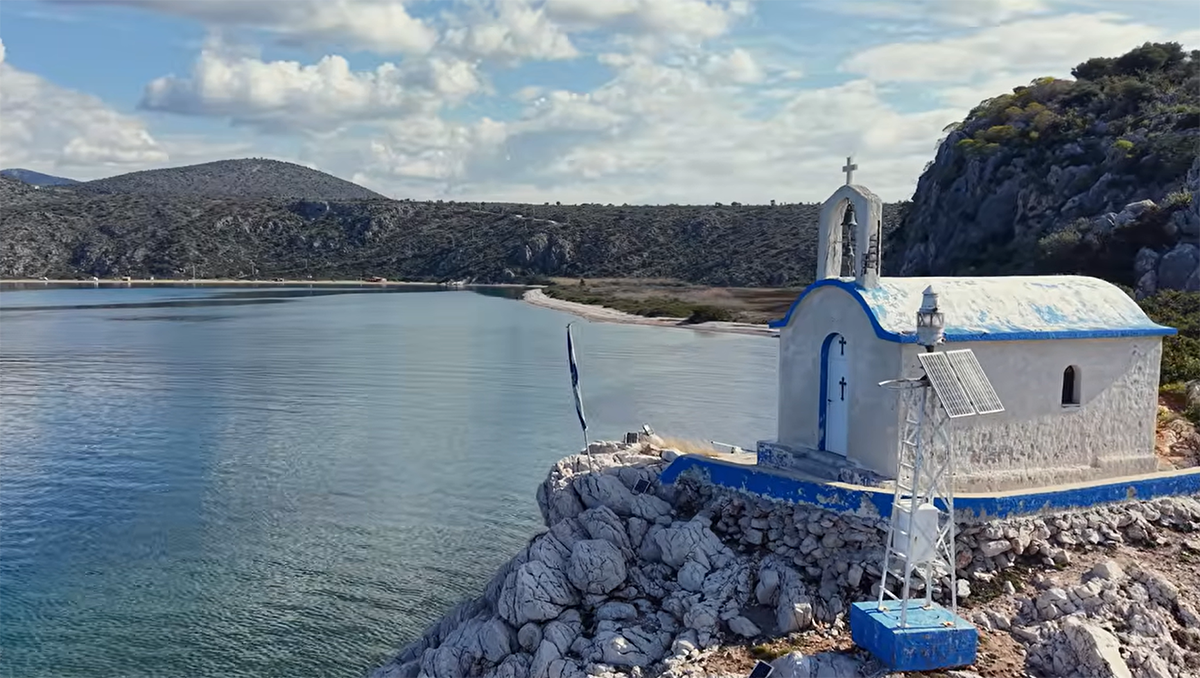 Κρυστάλλινα νερά, ψιλό βότσαλο και άγρια ομορφιά 17 χλμ. από το Ναύπλιο
