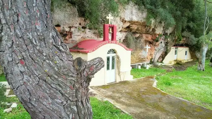 Μια ξεχωριστή απόδραση στο λαξευμένο εκκλησάκι της Μεσσηνίας