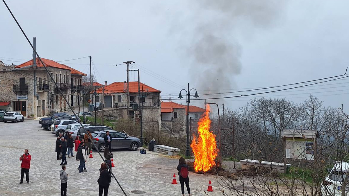 Κοσμάς Αρκαδίας: Ιδιαίτερη η καύση του Ιούδα ανήμερα το Πάσχα