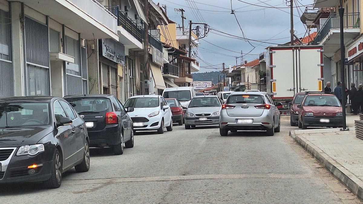 Λυγουριό: Κυκλοφοριακό χάος στο κέντρο και αυτοκίνητα πάνω στα πεζοδρόμια