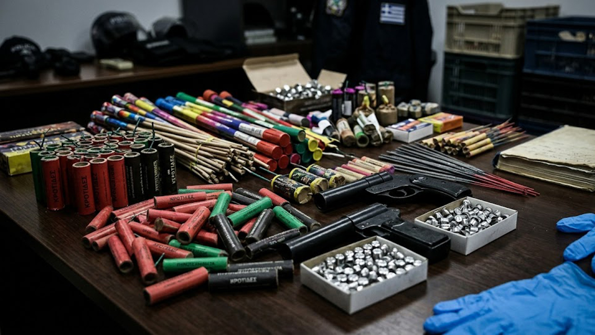 Σαλαμίνα: Έκρυβαν χιλιάδες κροτίδες και φωτοβολίδες σε καταψύκτη