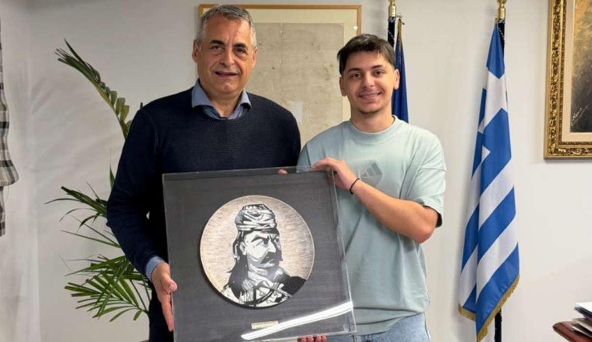 Τρίπολη: Νεαρός ζωγράφος δώρισε πορτρέτο του Κολοκοτρώνη στον Δήμο