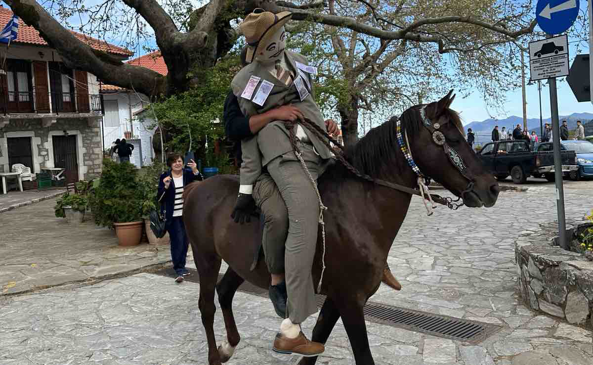 Αρκαδία: Ο Κοσμάς υποδέχεται το Πάσχα με έθιμα και κεράσματα
