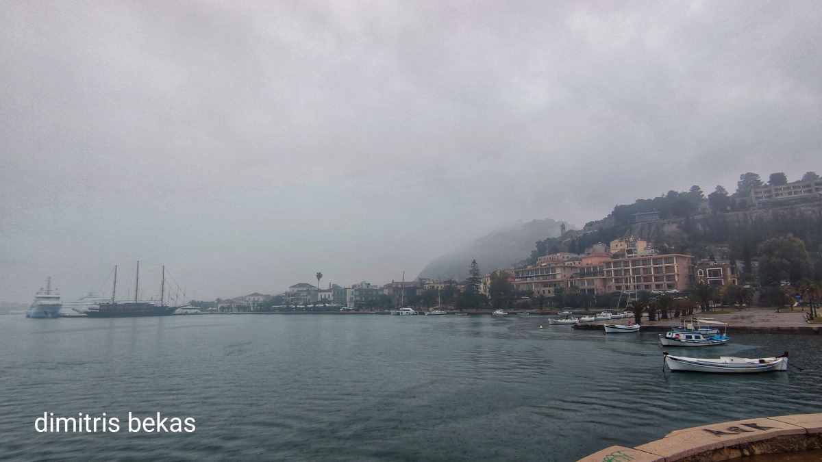 Τοπίο στην ομίχλη το Ναύπλιο: «Αόρατο» το Παλαμήδι, έπεσαν βράχια στην Καραθώνα