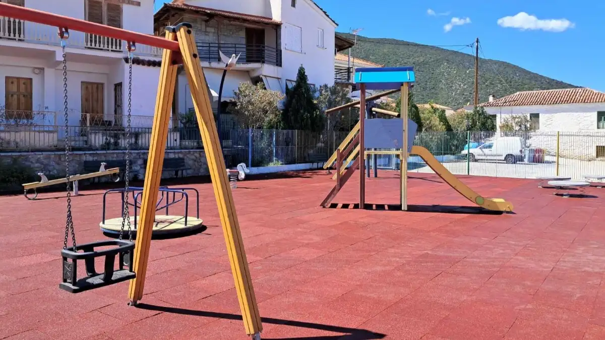 Νέα δάπεδα στις παιδικές χαρές Νότιας Κυνουρίας