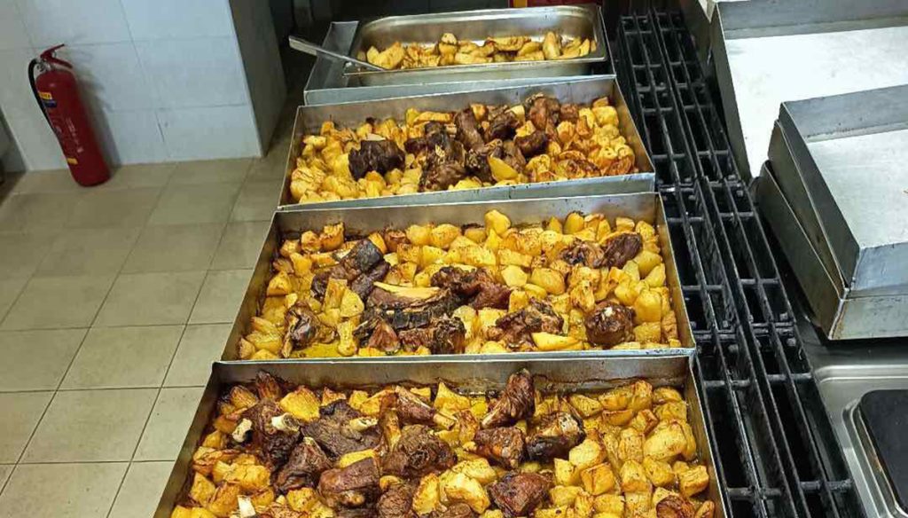 Πασχαλινό γεύμα αγάπης στην Ευαγγελίστρια Ναυπλίου