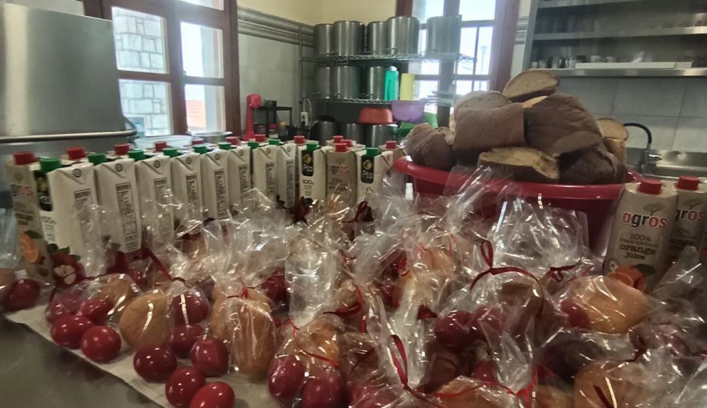 Πασχαλινό γεύμα αγάπης στην Ευαγγελίστρια Ναυπλίου