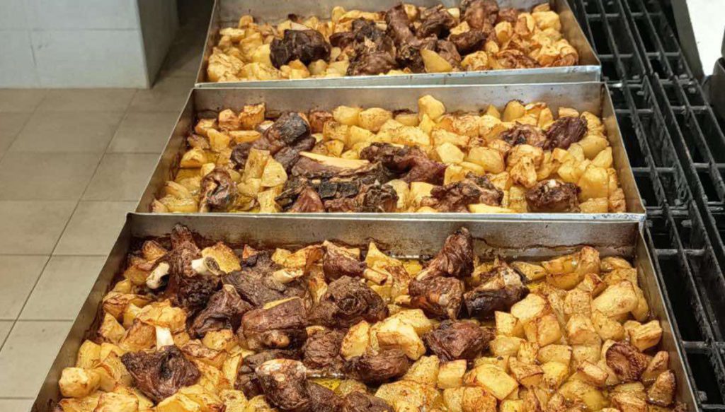 Πασχαλινό γεύμα αγάπης στην Ευαγγελίστρια Ναυπλίου