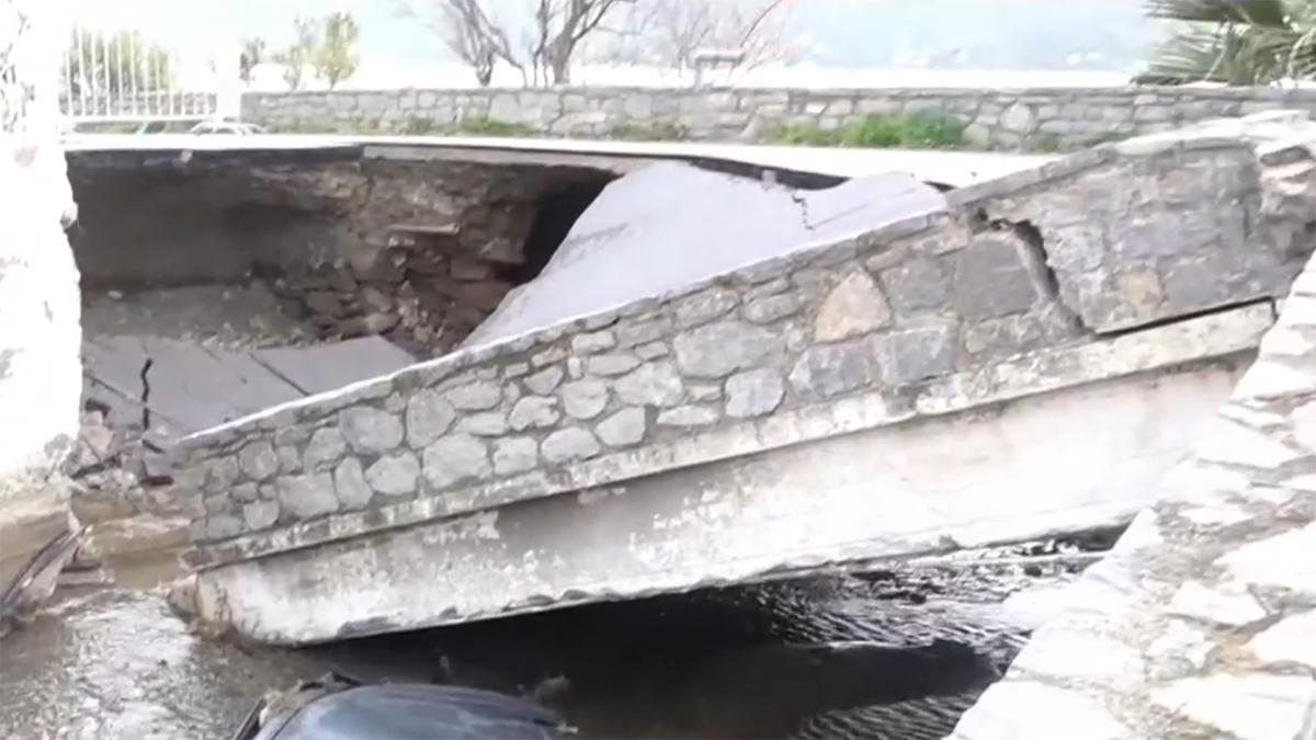 Πόρος: Παρασύρθηκαν δύο αυτοκίνητα στη θάλασσα από την κακοκαιρία