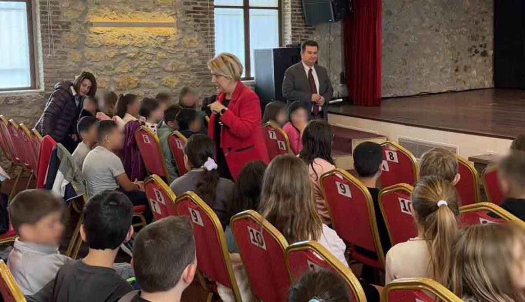 πρόγραμμα δημιουργικής γραφής που υλοποίησε η Παιδική – Νεανική Βιβλιοθήκη του Δήμου Άργους – Μυκηνών, σε συνεργασία με την εκπαιδευτικό και συγγραφέα κα Αργυρή Μπιλιούρη
