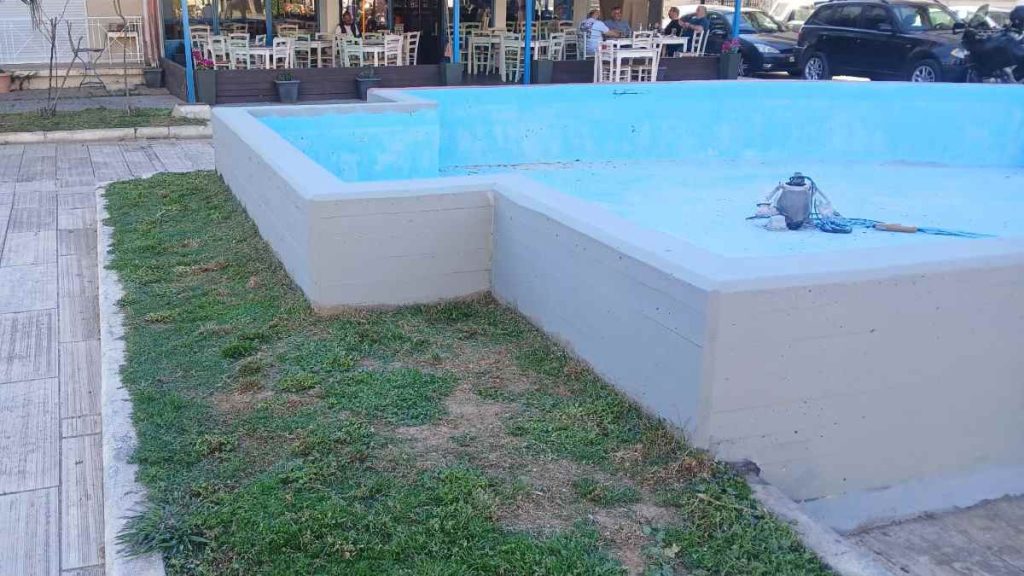 Φρεσκοβαμμένο συντριβάνι Ναυπλίου