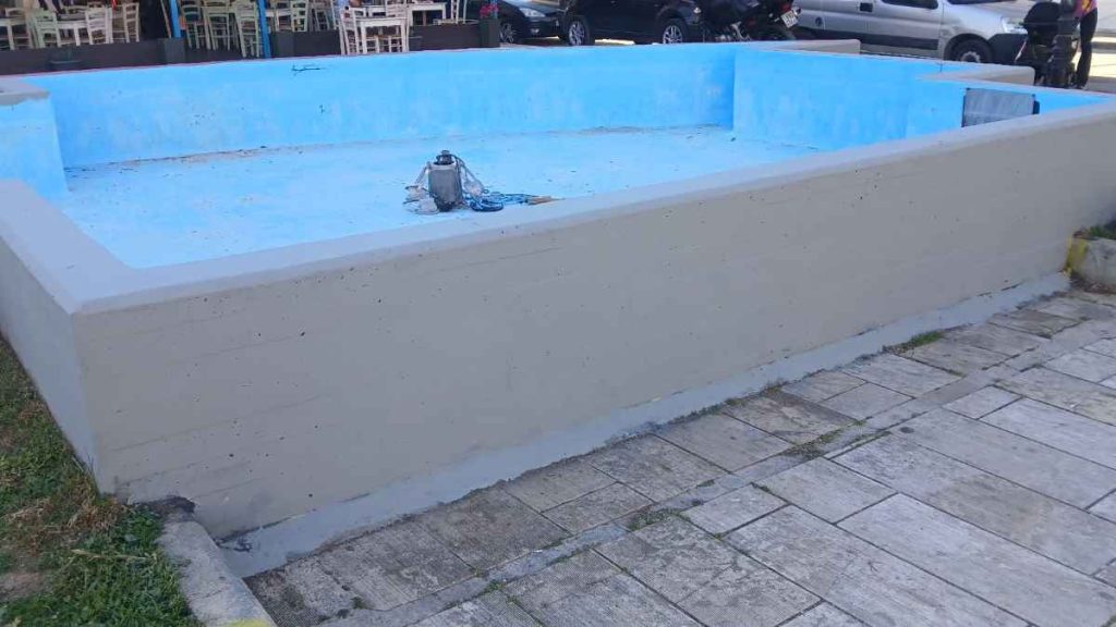 Φρεσκοβαμμένο συντριβάνι Ναυπλίου