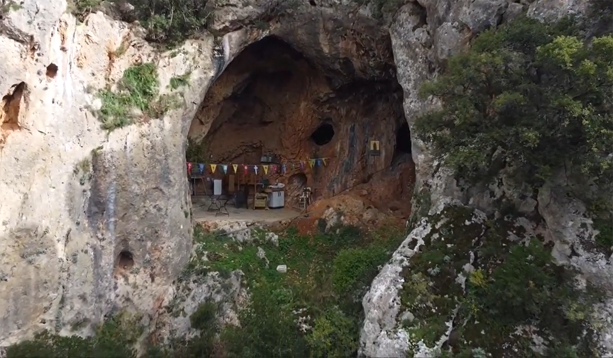 Σπήλαιο Αγίου Σάββα: Το μυστικό εκκλησάκι της Αρκαδίας μέσα στο βράχο