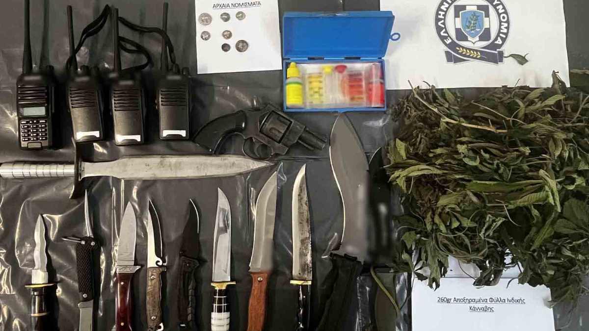 Κορινθία: Σύλληψη 65χρονου για ναρκωτικά, όπλα και παράνομη κατοχή αρχαιοτήτων