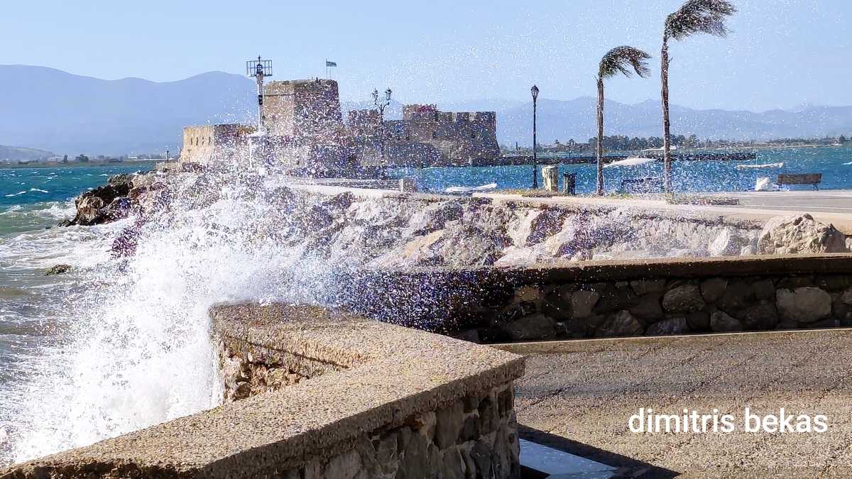 Ναύπλιο: Δυνατός αέρας από τη θάλασσα «μετέτρεψε» την πόλη σε νησί