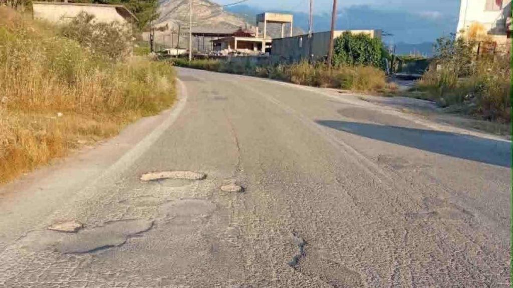 Λακούβες στο δρόμο προς Άκοβα