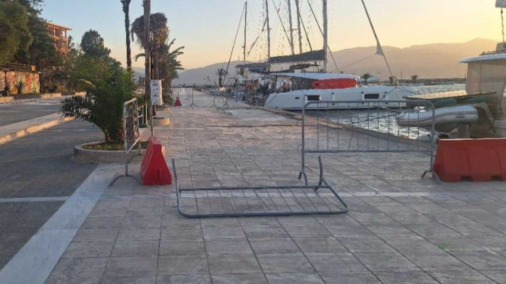 Δυνατός αέρας αναποδογυρίζει κάγκελα στο Ναύπλιο