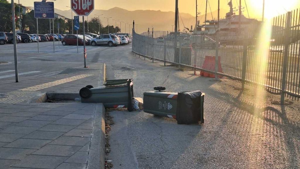 Δυνατός αέρας αναποδογυρίζει κάδους στο Ναύπλιο / ΦΩΤΟ: anagnostis