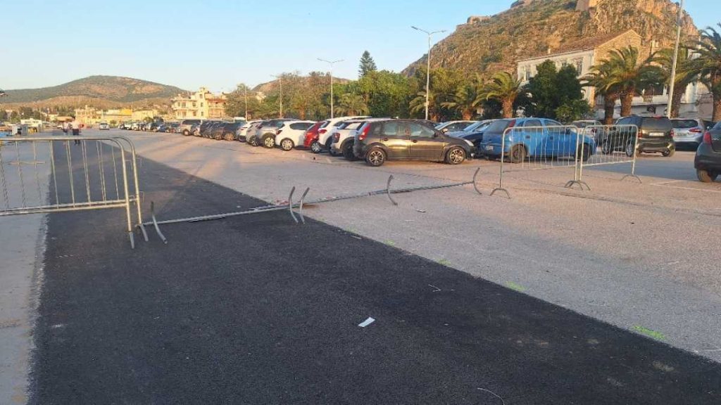 Δυνατός αέρας αναποδογυρίζει κάγκελα στο Ναύπλιο