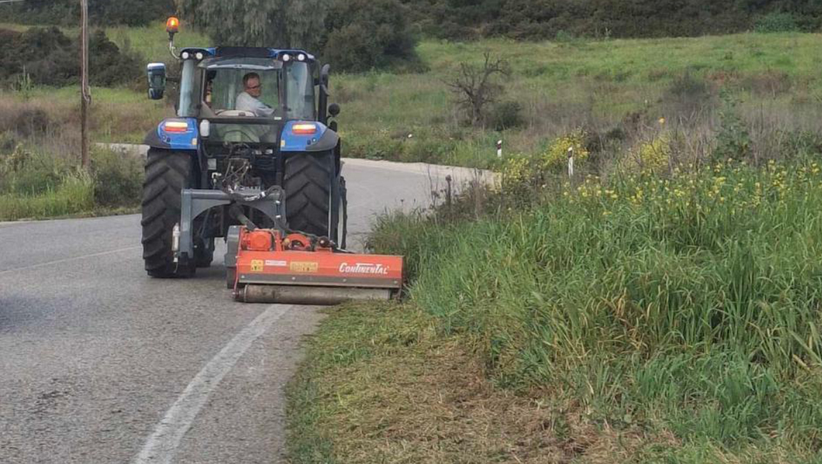 Καθαρίζει το οδικό δίκτυο στην Αργολίδα