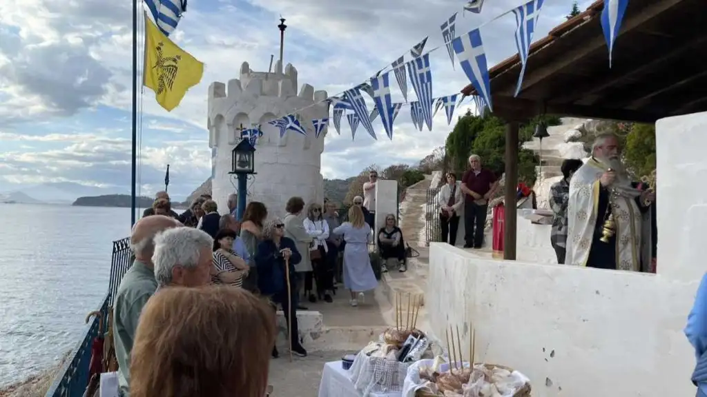 Θρησκευτική τελετή στον Άγιο Νικόλαο τον Κρασόκτιστο στην Καραθώνα με κόσμο και ελληνικές σημαίες.