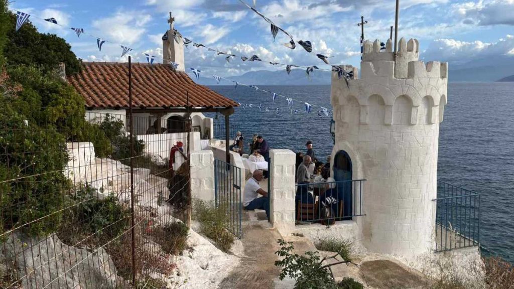 Θρησκευτική τελετή στον Άγιο Νικόλαο τον Κρασόκτιστο στην Καραθώνα με κόσμο και ελληνικές σημαίες