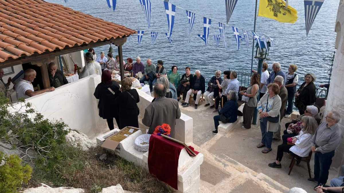 Ναύπλιο: Πλήθος πιστών στον Κρασόκτιστο Άγιο Νικόλαο