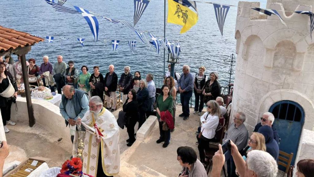 Θρησκευτική τελετή στον Άγιο Νικόλαο τον Κρασόκτιστο στην Καραθώνα με κόσμο και ελληνικές σημαίες