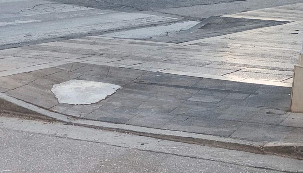 Μπάρες για αναπηρικά καρότσια στην Οδό Άργους στο Ναύπλιο