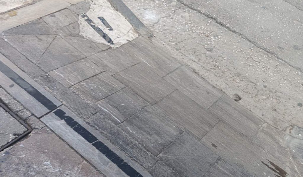 Μπάρες για αναπηρικά καρότσια στην Οδό Άργους στο Ναύπλιο
