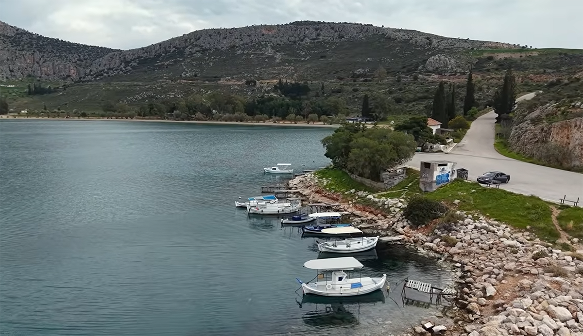 Βήματα στην άμμο, βλέμμα στον ορίζοντα – Η Καραθώνα όπως δεν την έχεις ξαναδεί