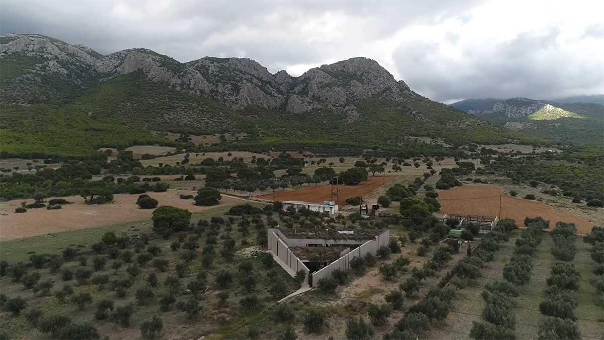 Το ευφάνταστο τριγωνικό σπίτι στην Πελοπόννησο που βασίζεται στο Πυθαγόρειο Θεώρημα